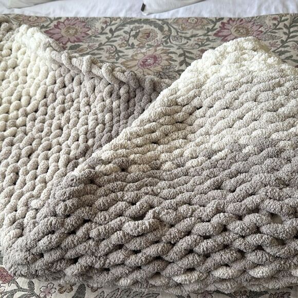 Hiatus | Chunky Knit Blanket Hand Crafted Crochet - Picture 7 of 8